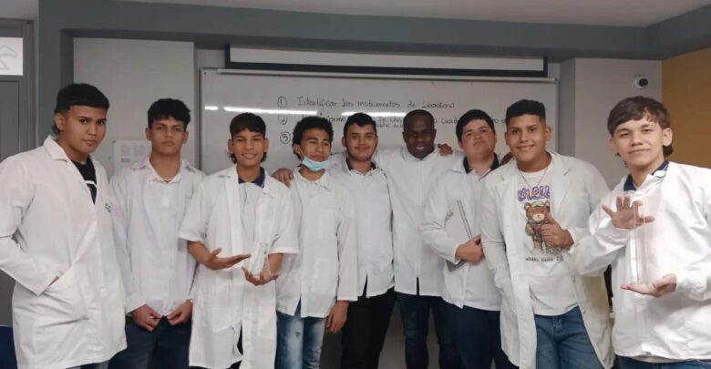 Carmelo Valencia con sus compañeros de estudio.