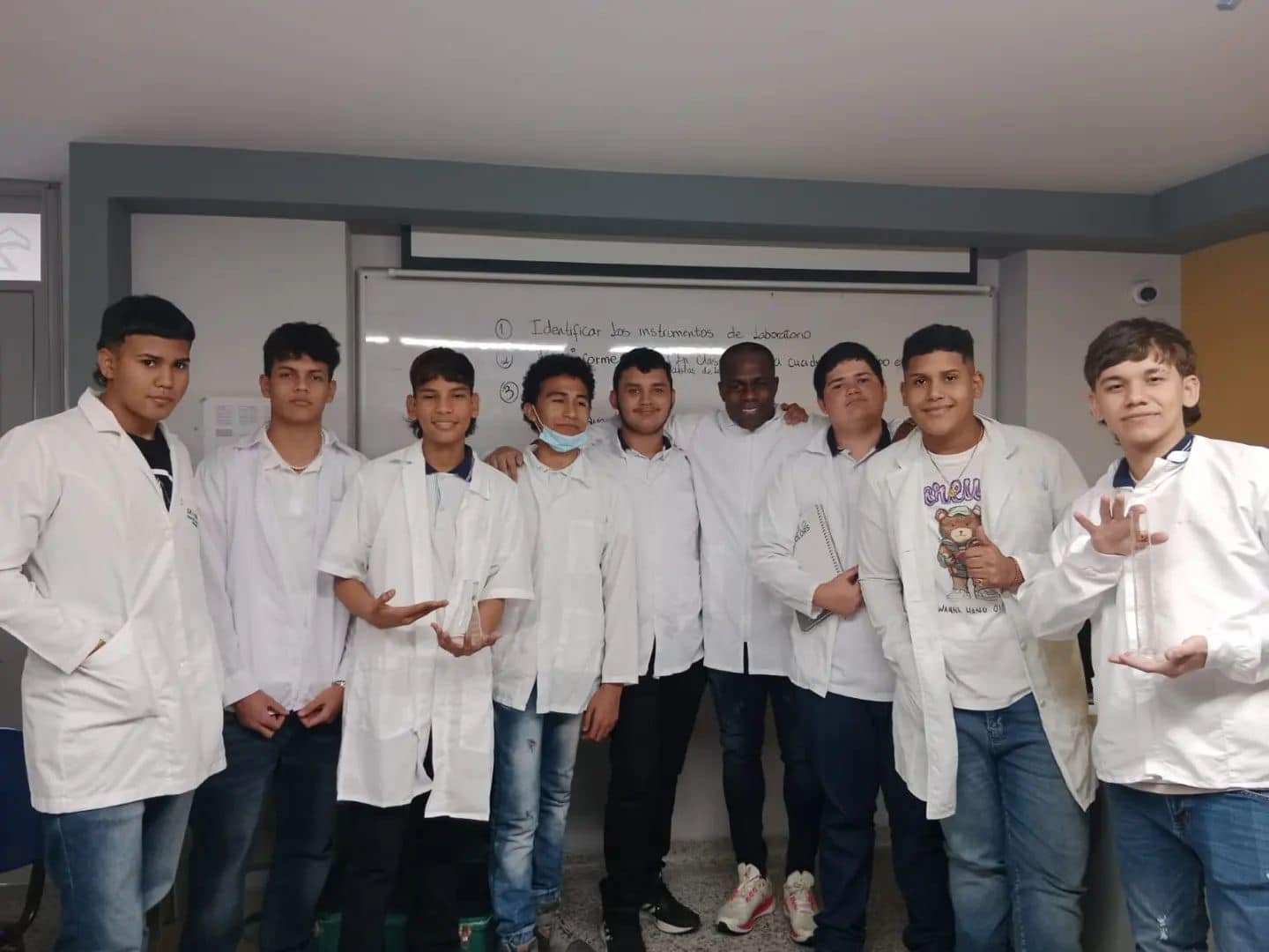 Carmelo Valencia con sus compañeros de estudio.